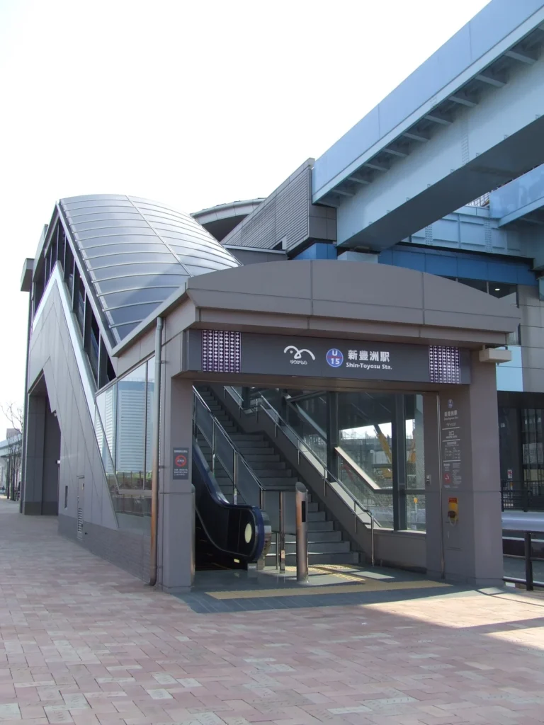 開業日に撮影されたゆりかもめ新豊洲駅