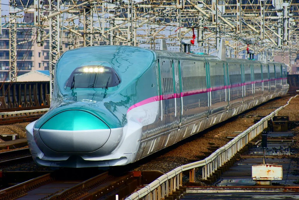 大宮駅に進入するE5系新幹線はやぶさ