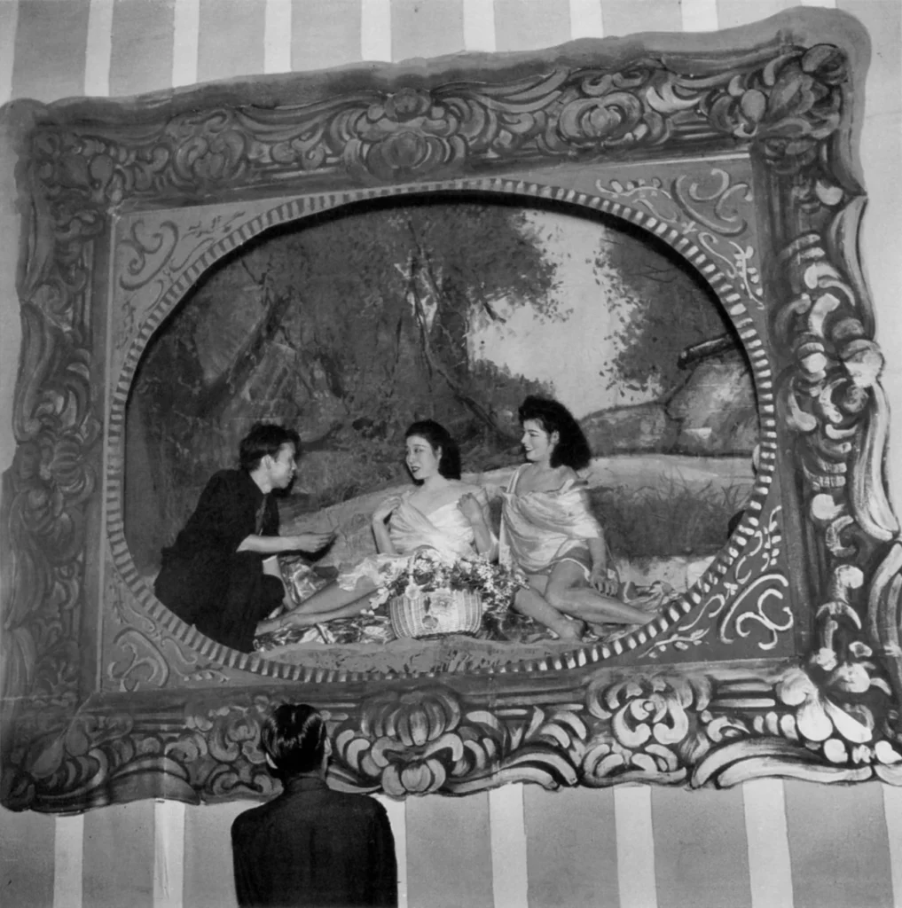 帝都座で上演された額縁ショーの写真
