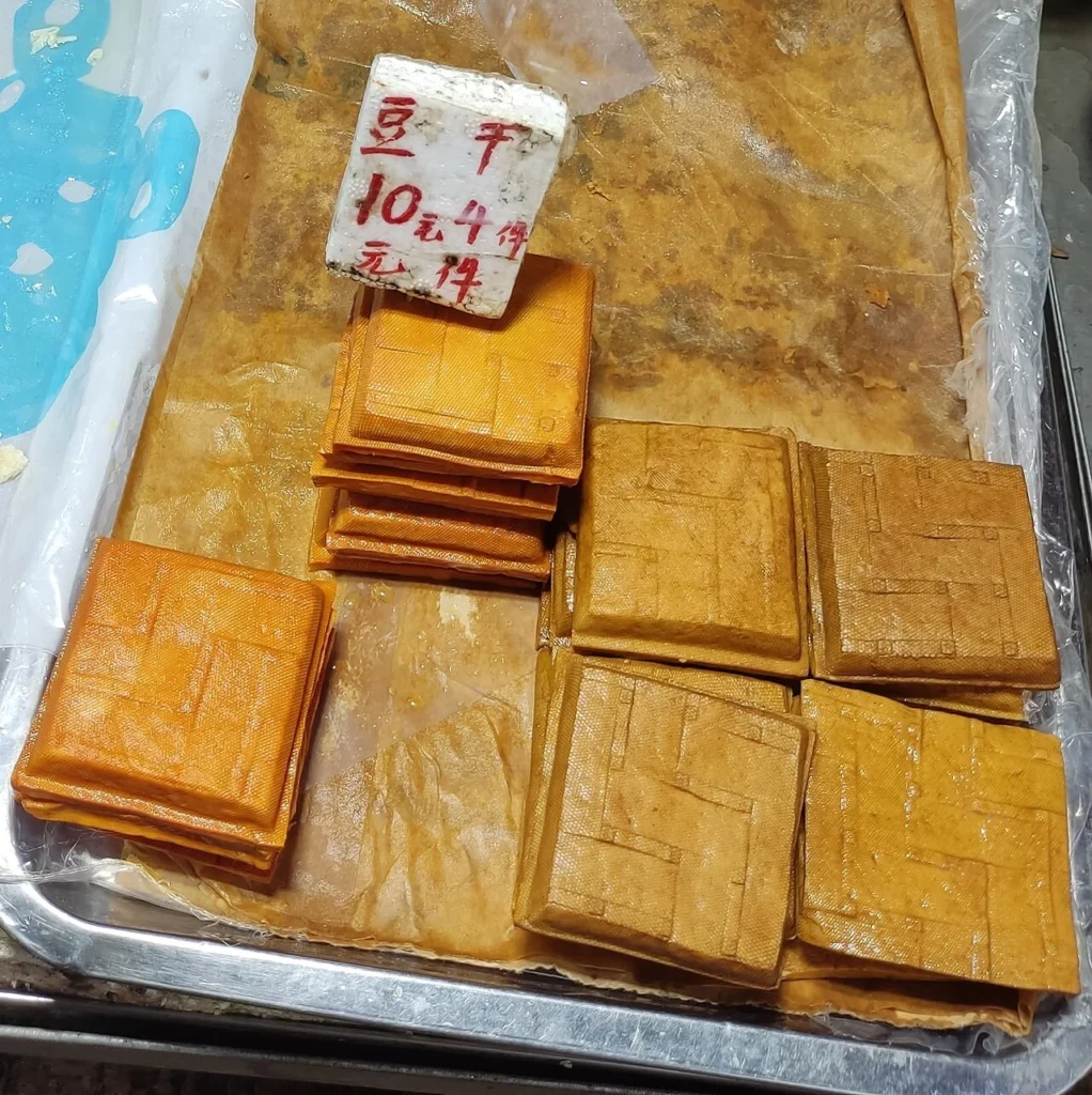香港の市場で売られている豆腐干の写真
