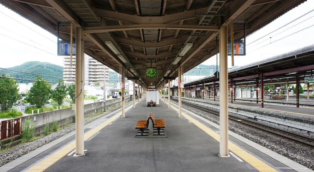 JR中央本線と篠ノ井線が乗り入れる塩尻駅のホーム