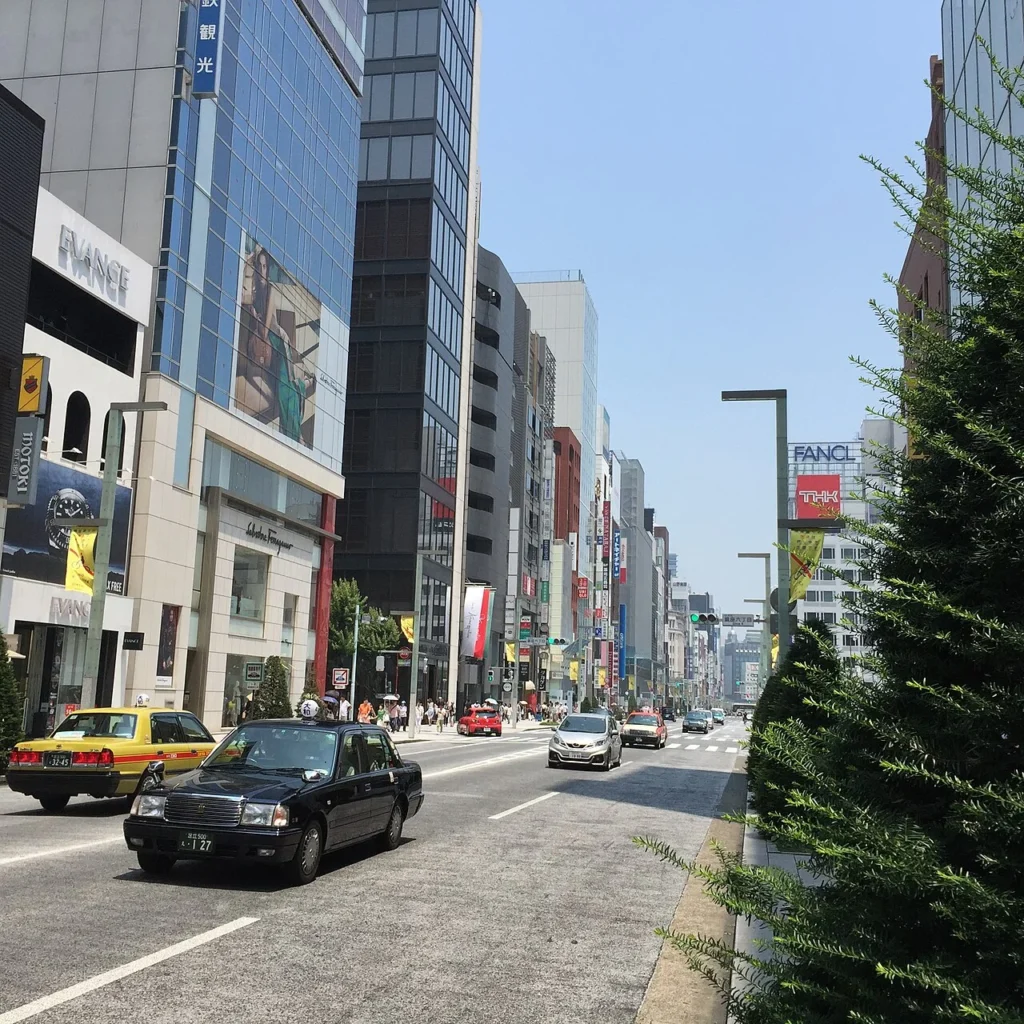 無電柱化された東京・銀座の街並みの写真