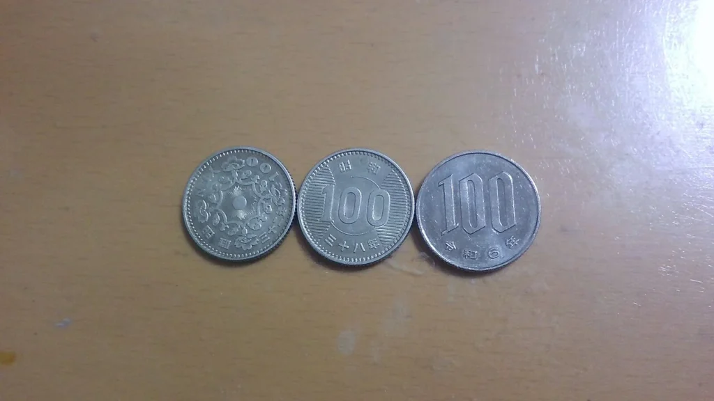 1957年発行の鳳凰百円銀貨など歴代の百円硬貨
