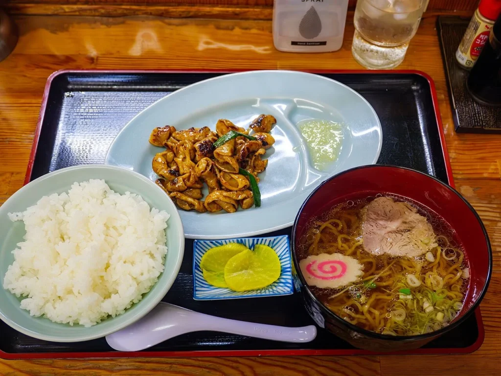 焼きもつと半ラーメンを組み合わせた定食