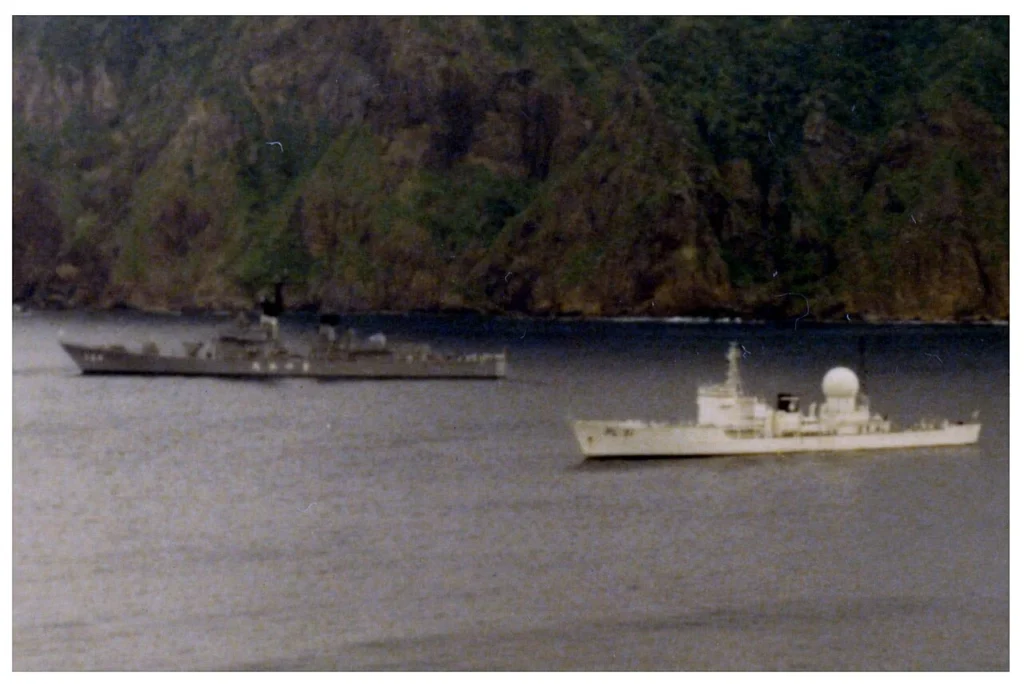 小笠原諸島返還前の政府調査団を運び母島沖に停泊した艦船