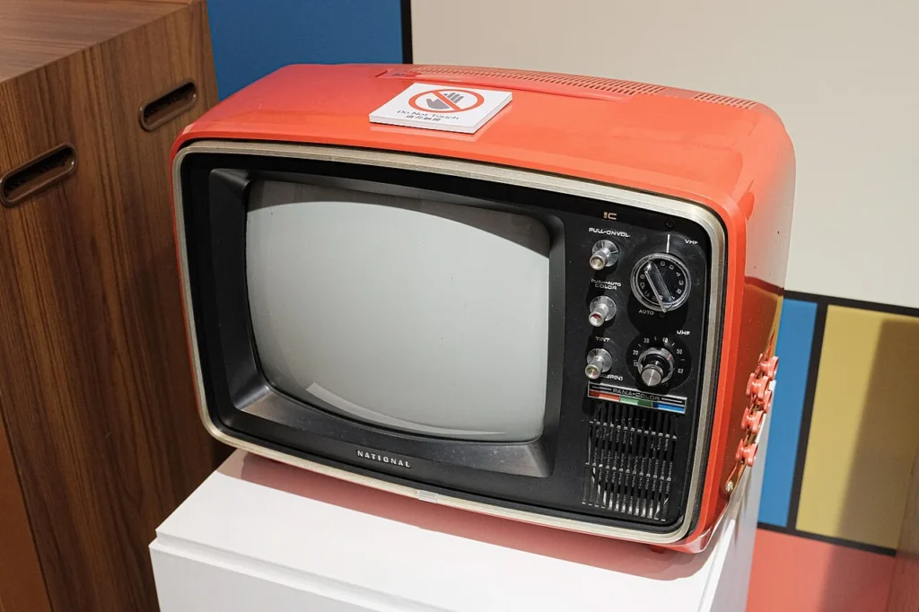 博物館に展示されたナショナル製ポータブルカラーテレビ